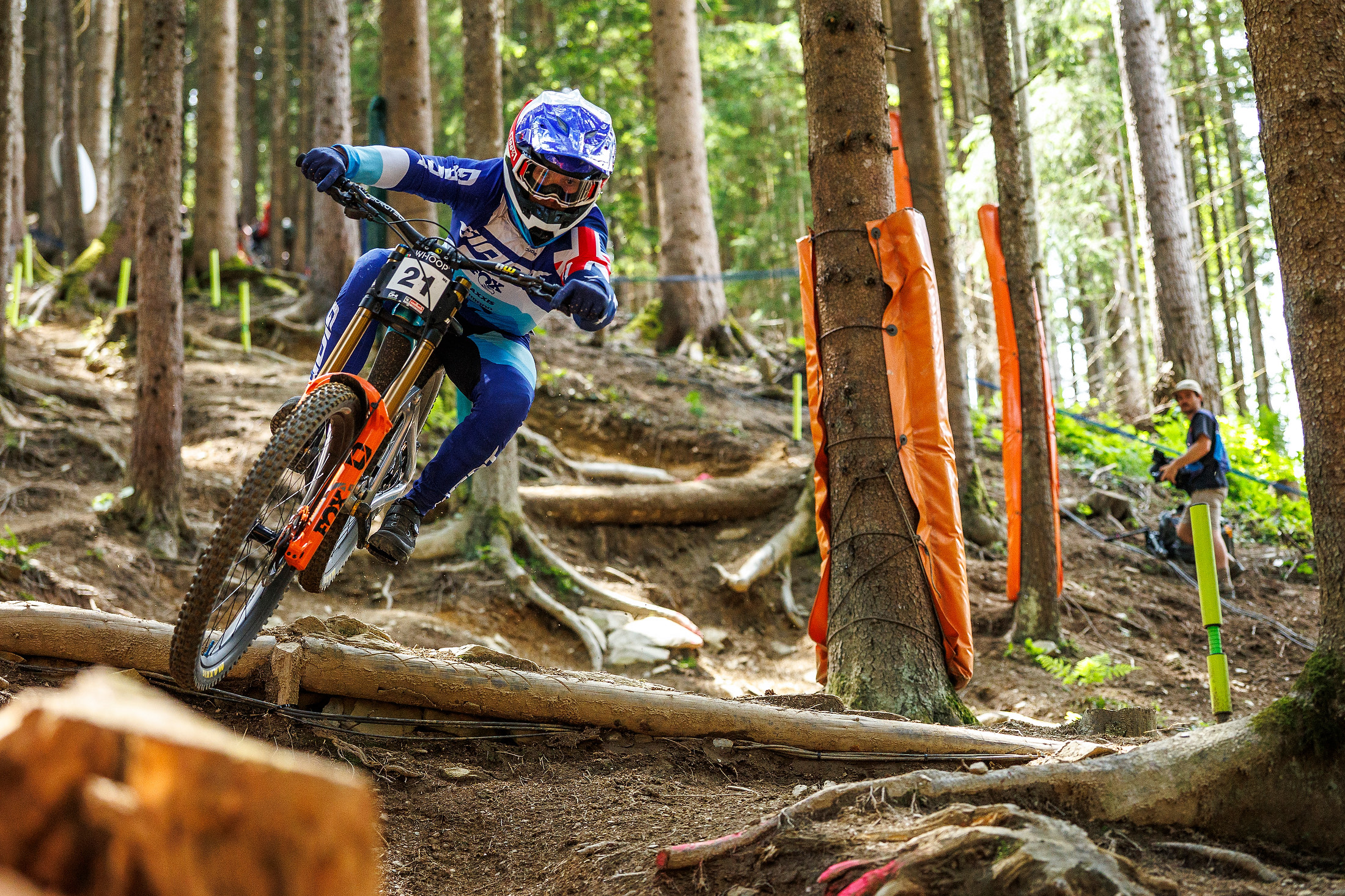 Ir más allá de los límites: el viaje de Luke, de sus raíces rurales al escenario mundial